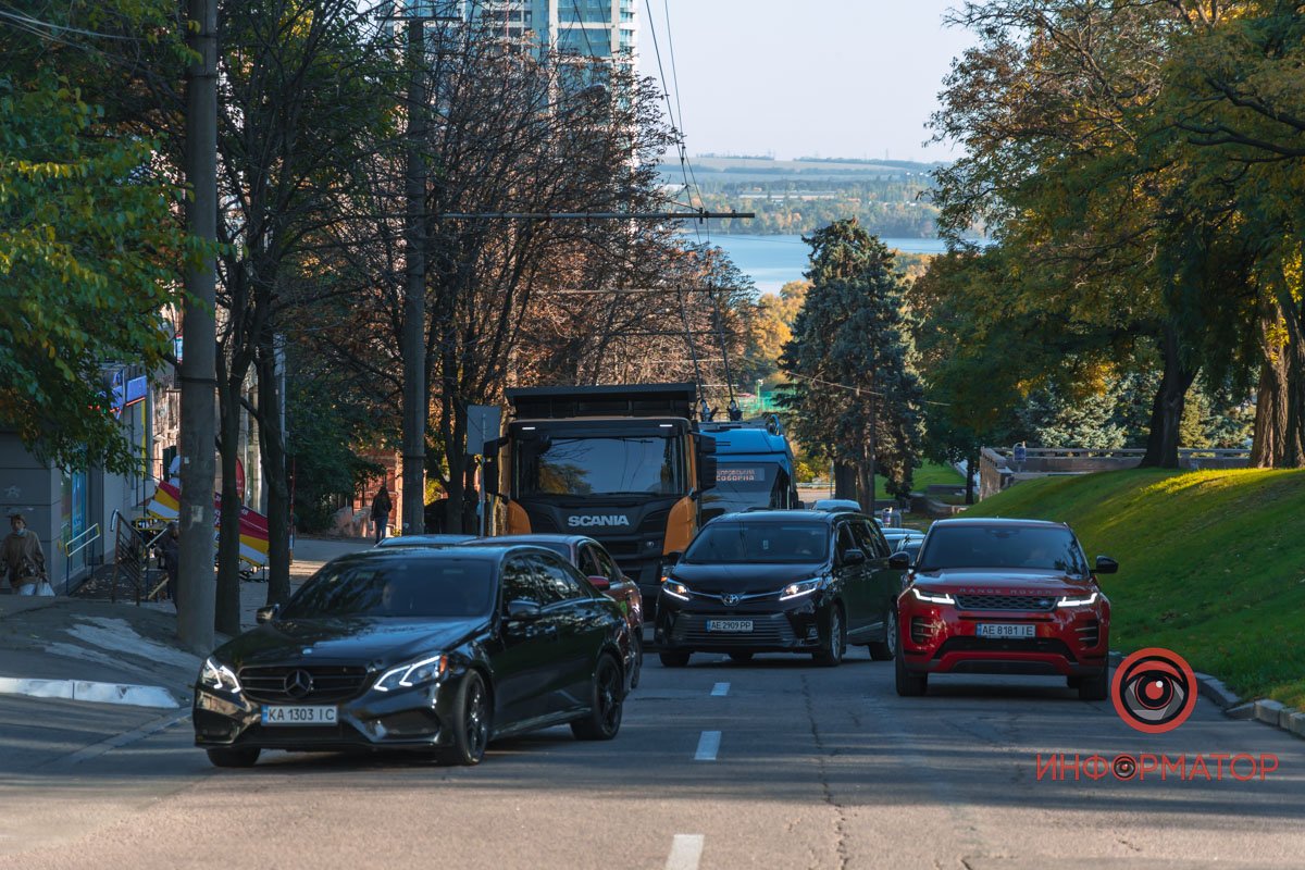 Перекриті обидві смуги: у Дніпрі на Яворницького Kia врізався у Hyindai служби таксі Uklon 3
