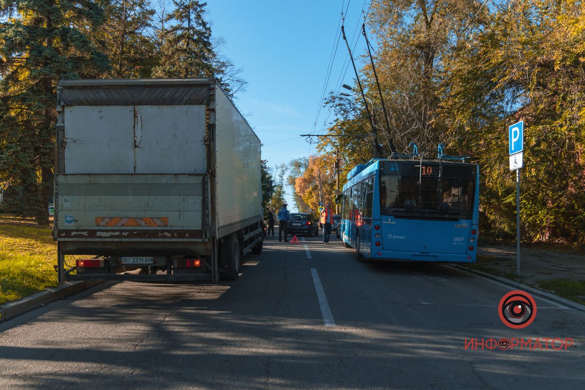 Перекриті обидві смуги: у Дніпрі на Яворницького Kia врізався у Hyindai служби таксі Uklon 2
