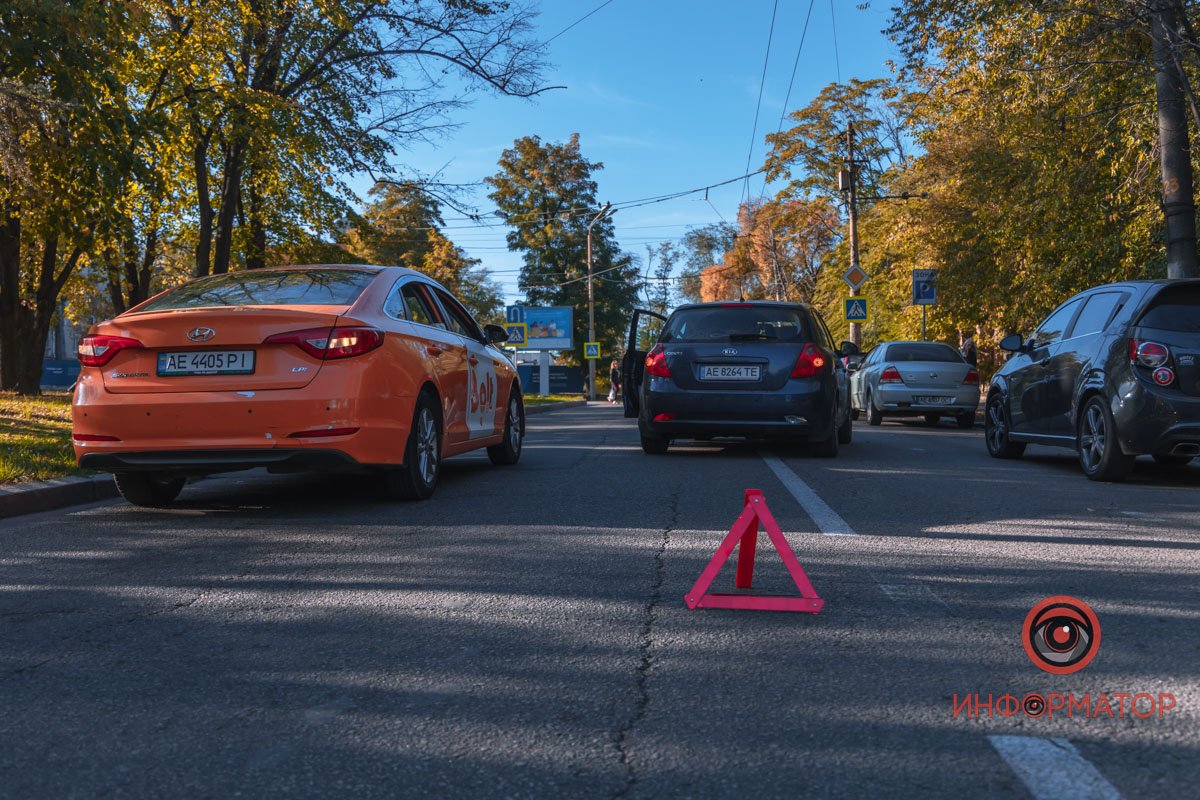 Перекриті обидві смуги: у Дніпрі на Яворницького Kia врізався у Hyindai служби таксі Uklon 1