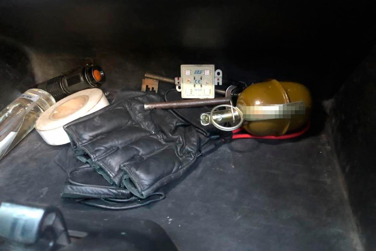 17 жовтня провели обшуки за місцем мешкання, у гаражі та інших приміщеннях, які належать фігуранту та його родичам 17 жовтня провели обшуки за місцем мешкання, у гаражі та інших приміщеннях, які належать фігуранту та його родичам