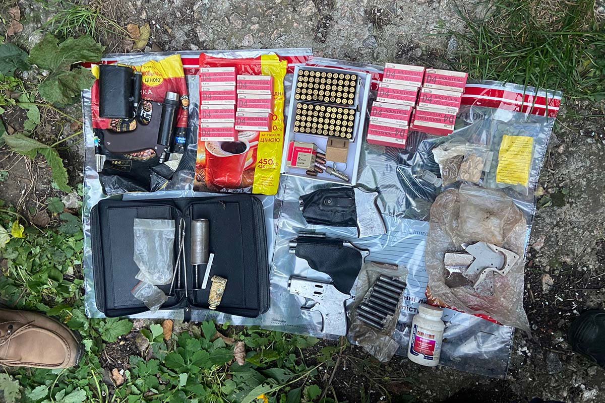 Вилучено гранати, понад 200 патронів, 9 пістолетів та понад 20 ножів Вилучено гранати, понад 200 патронів, 9 пістолетів та понад 20 ножів