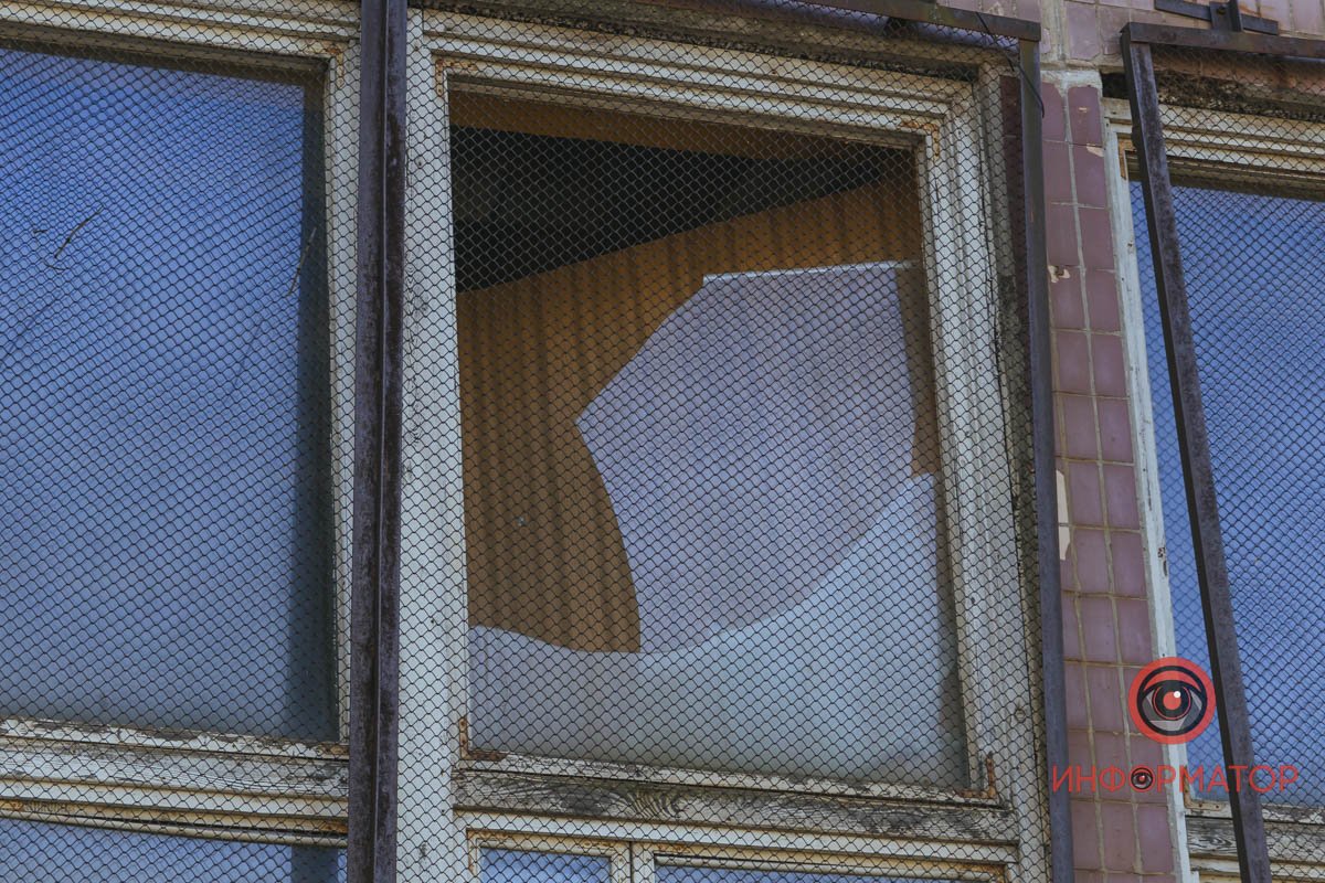 Невеличка тріщина є в приміщенні тиру на будівлі Невеличка тріщина є в приміщенні тиру на будівлі