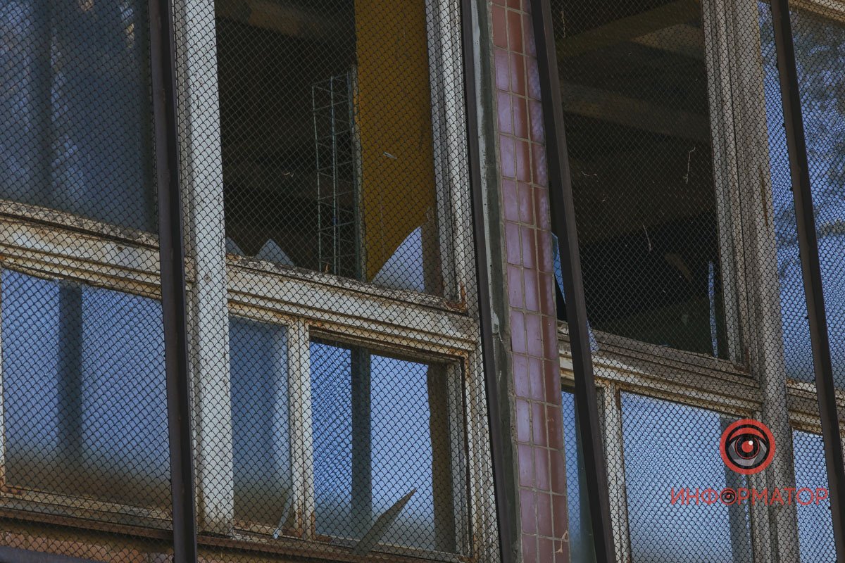 Там пошкоджено 14 вікон, меблі, а також деякі системи мереж Там пошкоджено 14 вікон, меблі, а також деякі системи мереж