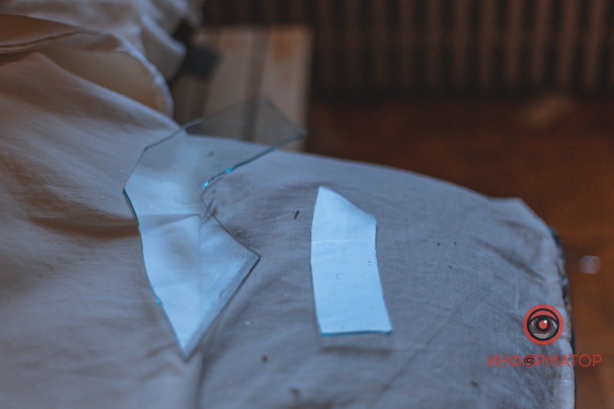 Вони зробили заміри, прийняли заявки та обшили вікна плівкою