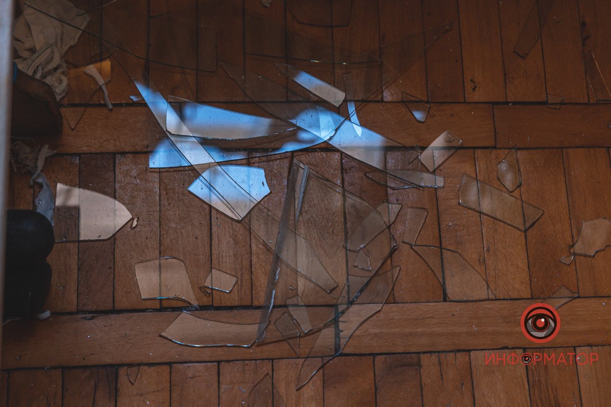 Щойно повернулася додому та побачила, що під’їзд залишився без вікон