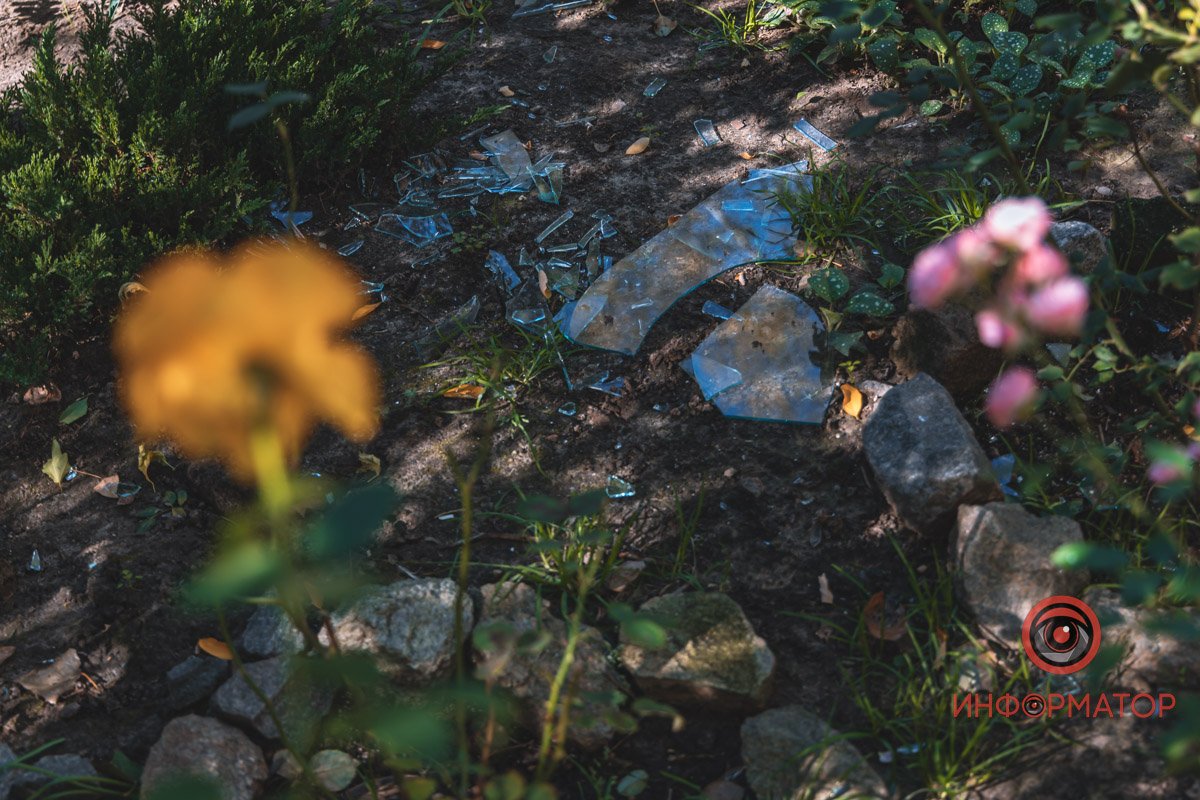 І чутку як сипляться шибки