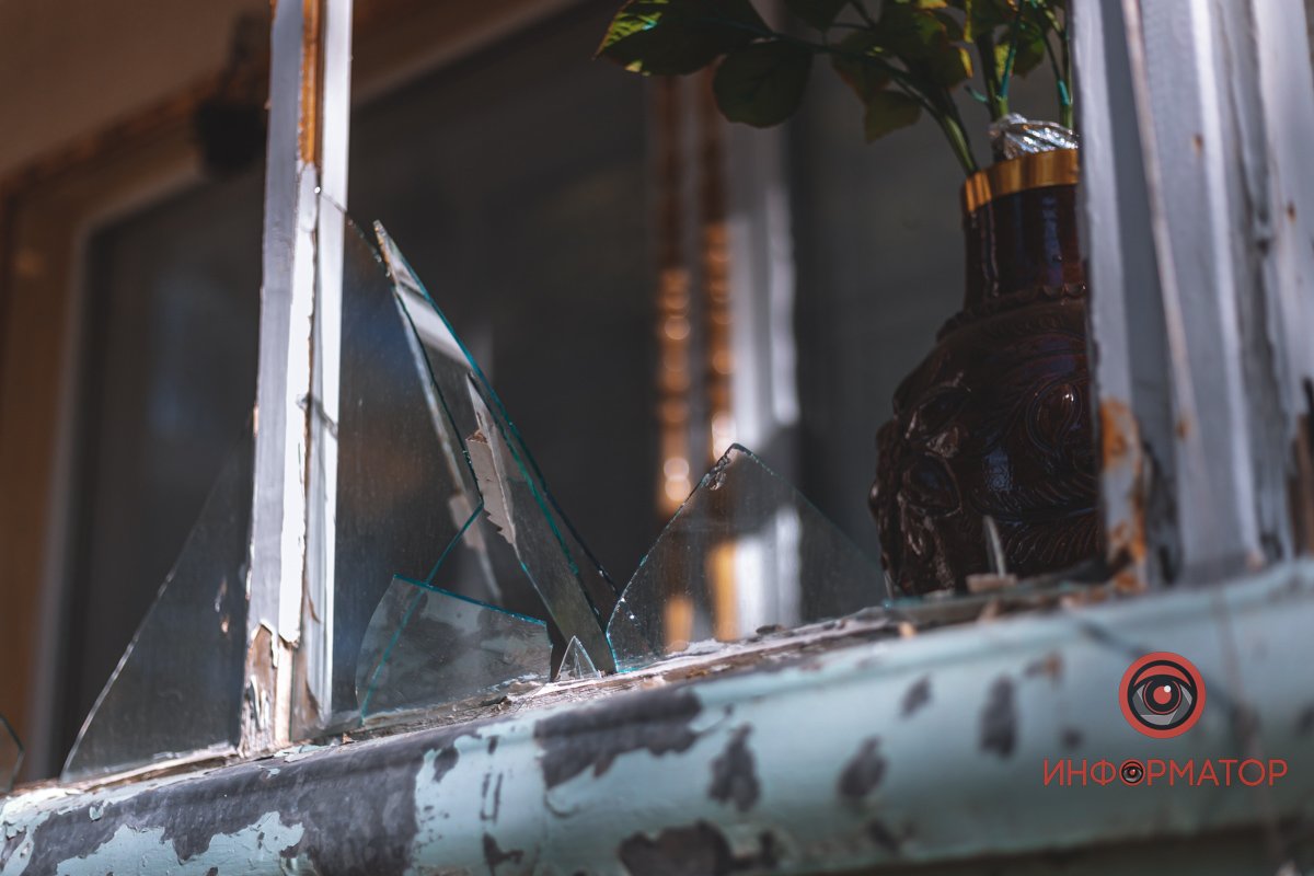 Жінка сподівається, що встановити нові вікна допоможуть у виконкомі