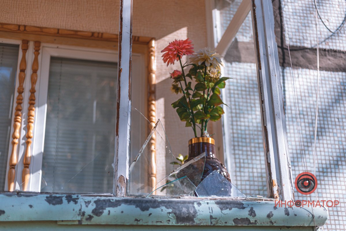 В момент удару жінка лежала з малесенькою кішечкою та почула могутній вибух