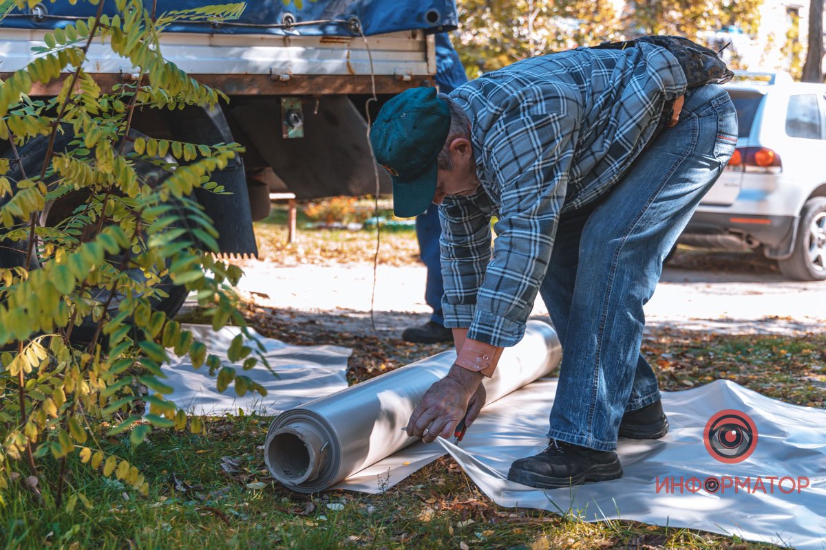 Палісадники та земля в уламках скла