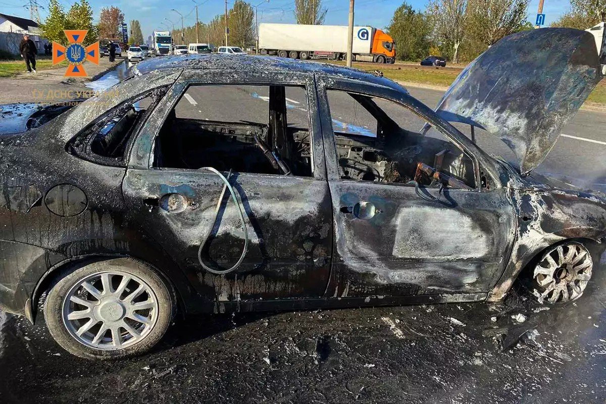 Там полум’я охопило автівку