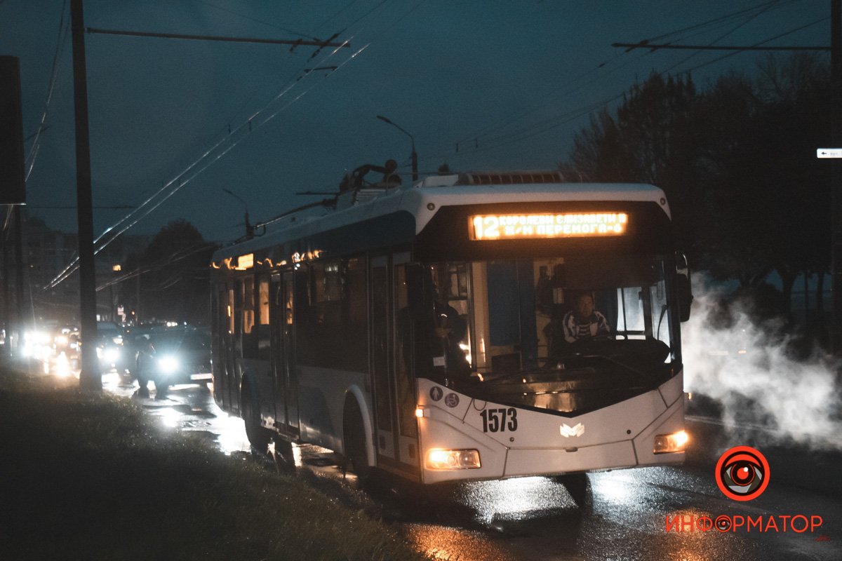 Троллейбуси стоять Троллейбуси стоять