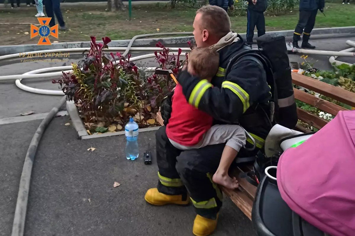 Фахівці ДСНС винесли дитину на руках із задимленої оселі Фахівці ДСНС винесли дитину на руках із задимленої оселі