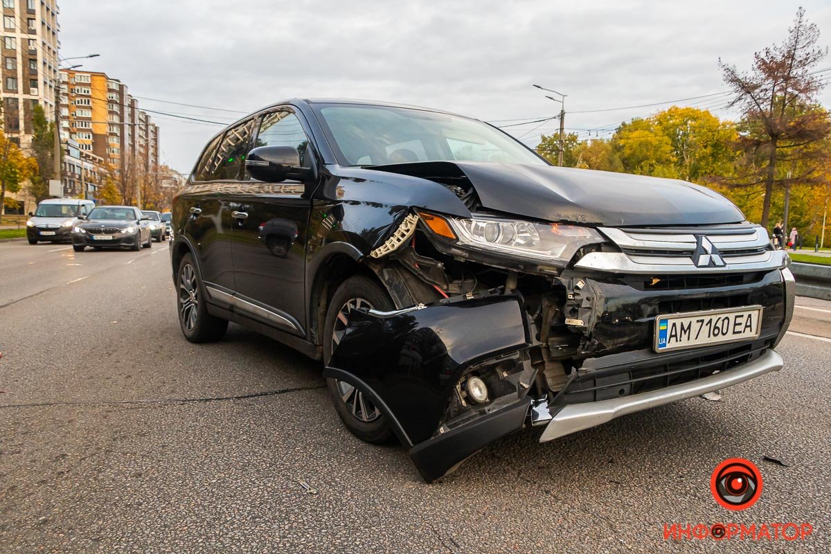 Тут зіштовхнулися Mitsubishi та Peugeot Тут зіштовхнулися Mitsubishi та Peugeot