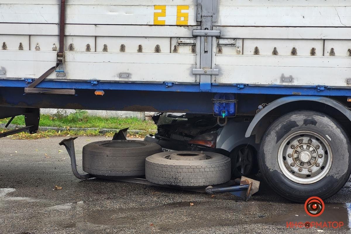 Тут Renault влетів у фуру Тут Renault влетів у фуру