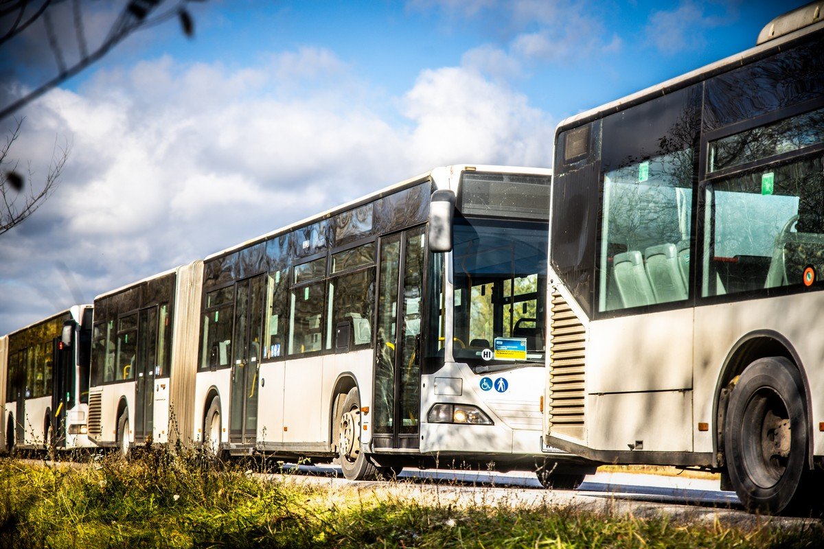 Автобуси потрібні Дніпру після ракетного удару