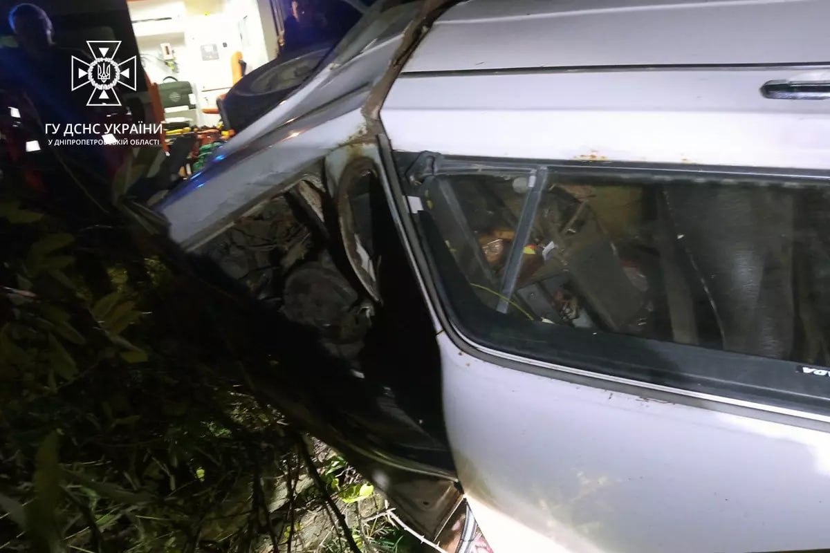 ВАЗ врізався в дерево ВАЗ врізався в дерево