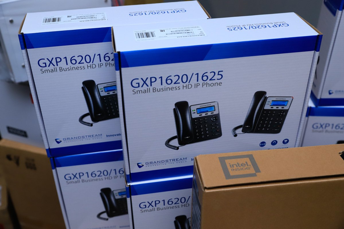 Спеціальні ІР-телефони, ноутбуки, кілька десятків надійних джерел безперебійного живлення