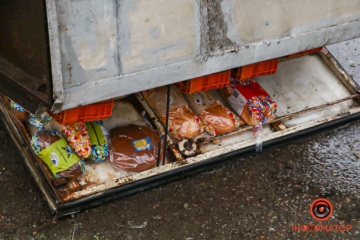 Хліб розкидало по дорозі Хліб розкидало по дорозі