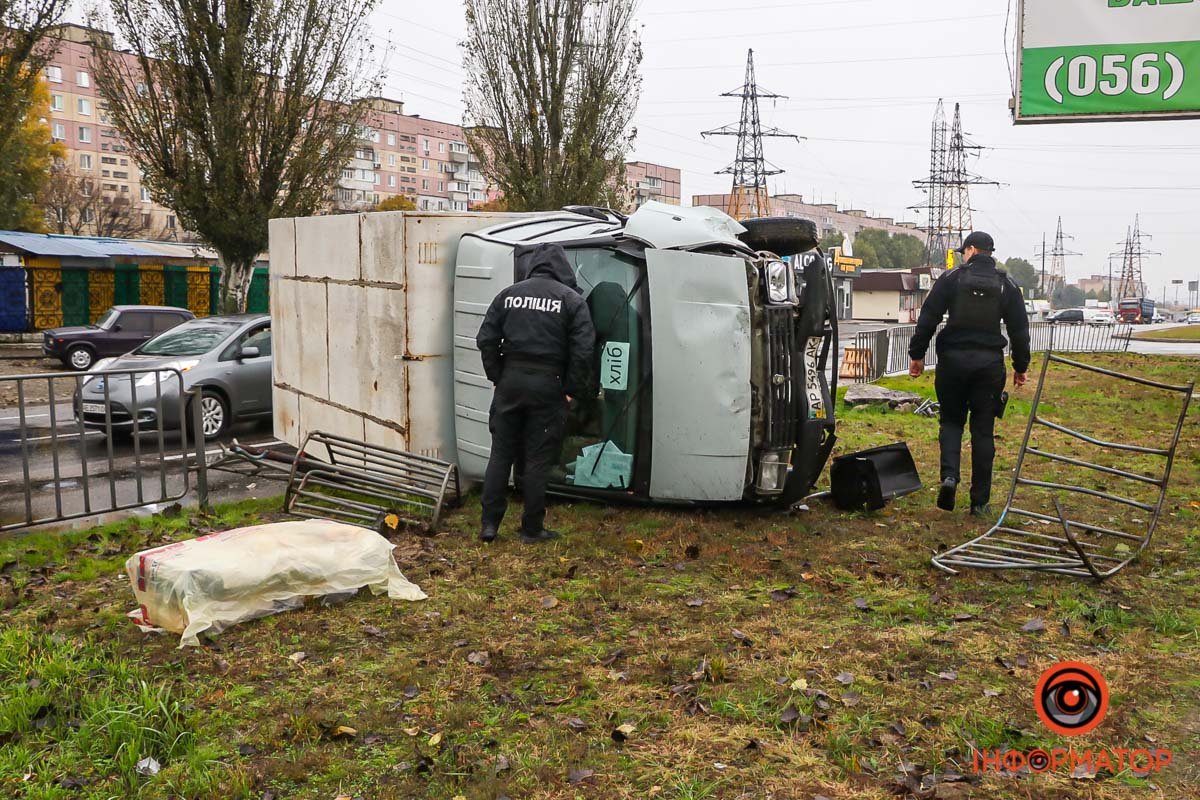 Перекинулася "ГАЗель" з хлібом Перекинулася "ГАЗель" з хлібом