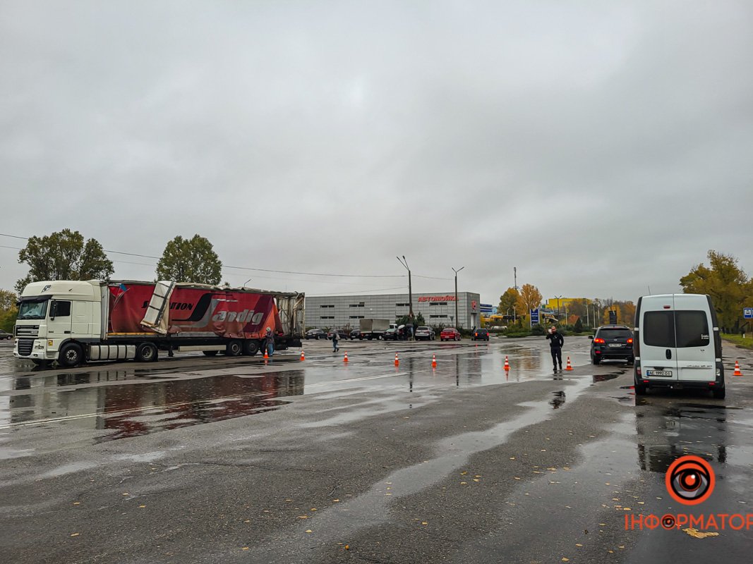 Розташовано поряд автомийка Розташовано поряд автомийка