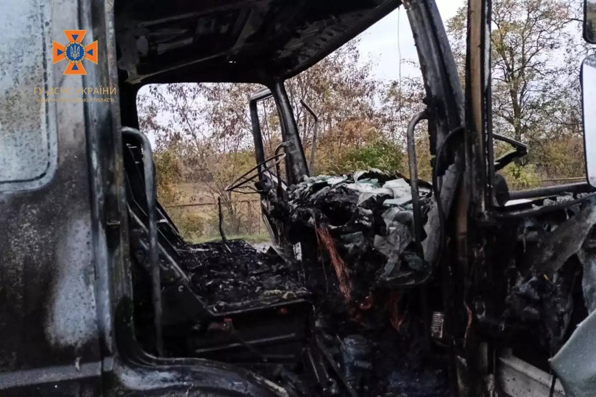 Вогонь охопив вантажну автівку Mercedes