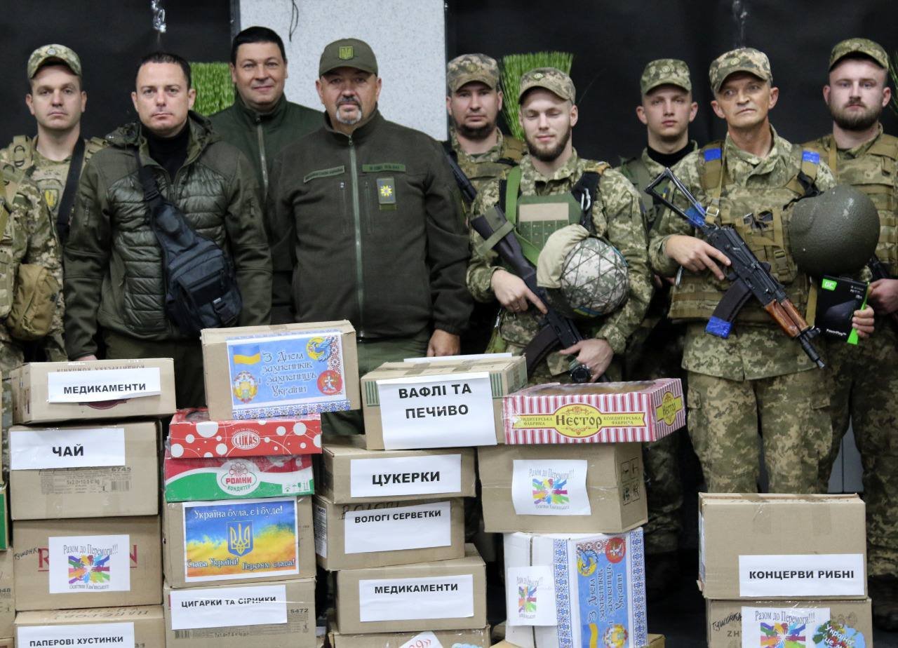 Також Захисникам передали смаколики 