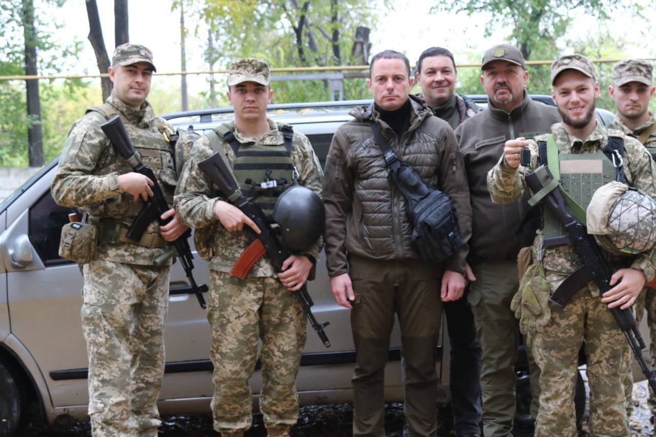 Військовим передали автомобіль