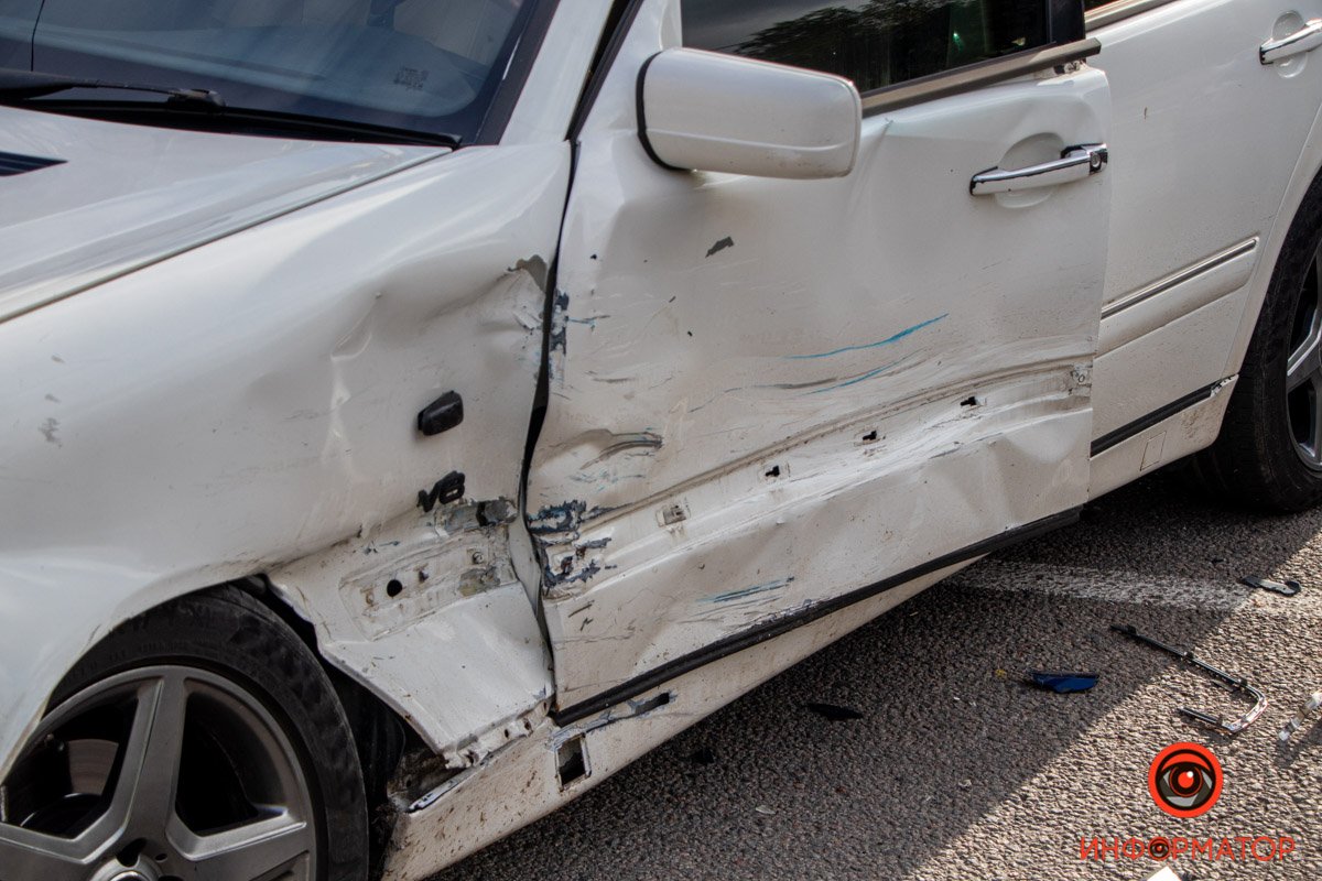 За попередньою інформацією від патрульних, автівка Mercedes їхала по проспекту Яворницького з боку пам’ятника Слави