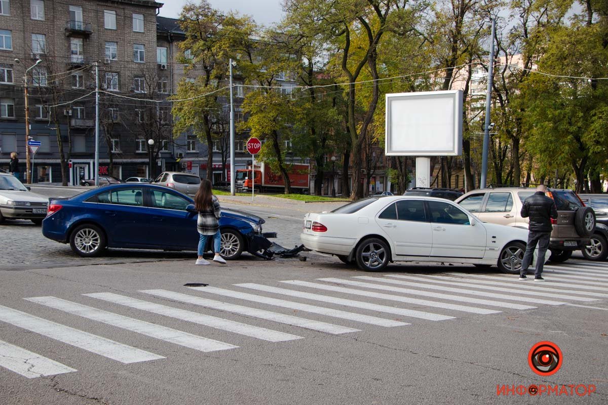 У четвер, 27 жовтня, на перехресті проспекту Яворницького та вулиці Вернадського сталася ДТП