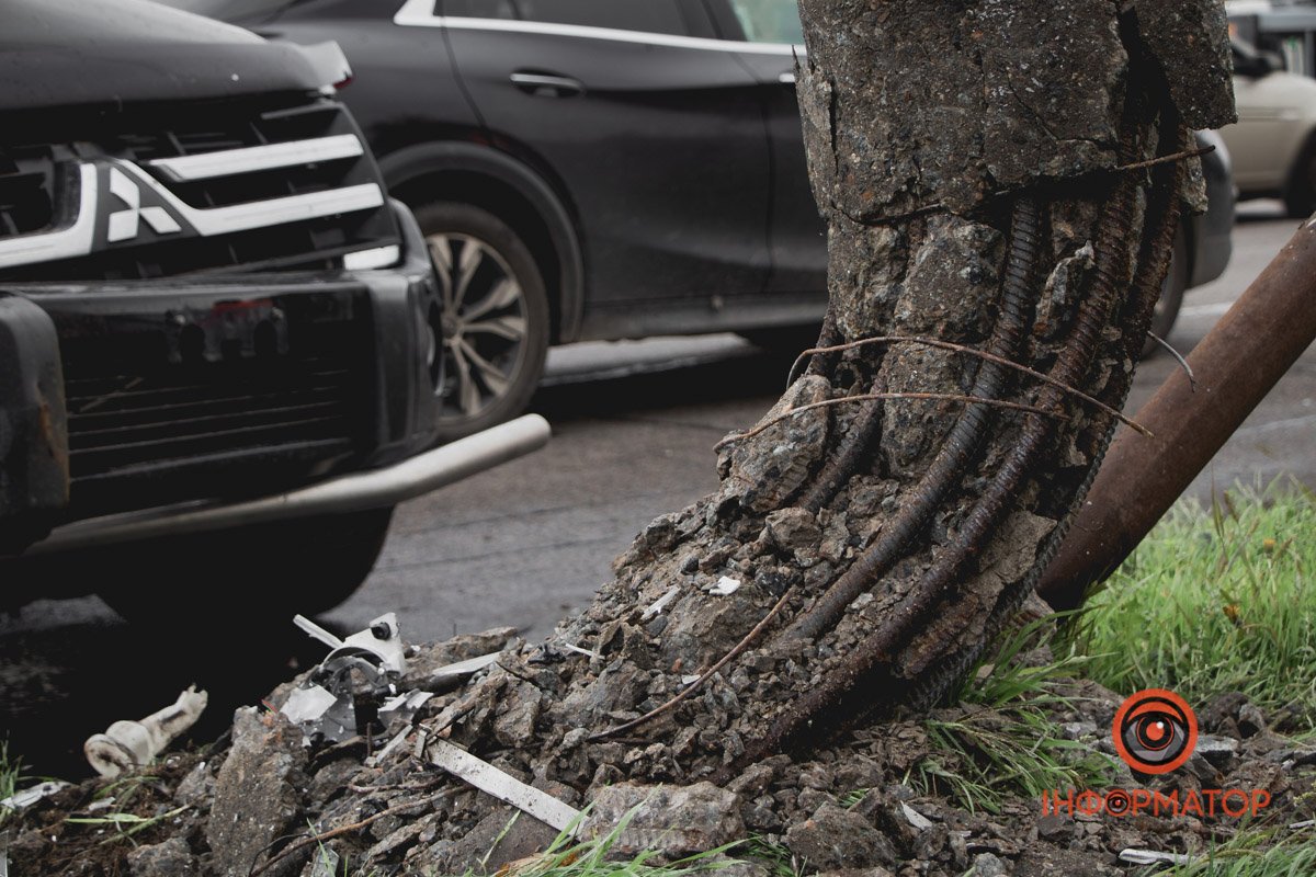 Mitsubishi врізався в стовп