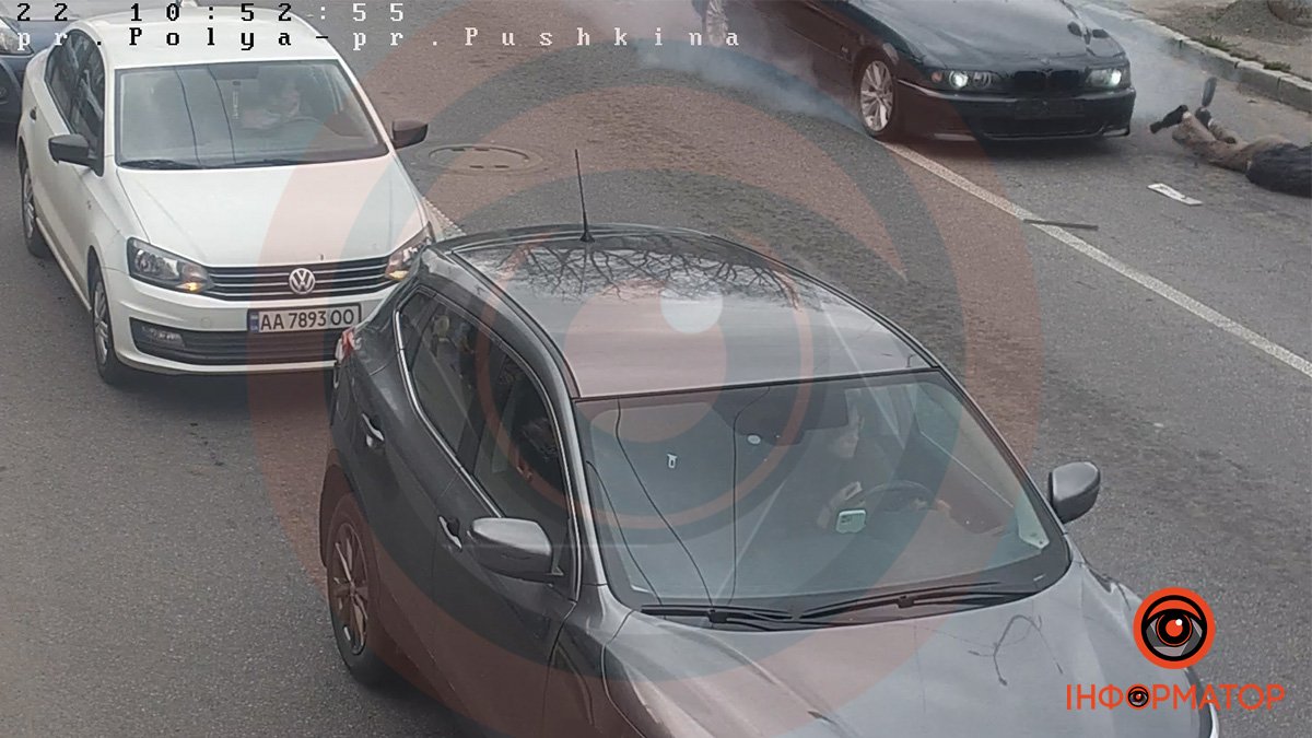 В Днепре на проспекте Поля BMW сбил мужчину: видео момента ДТП