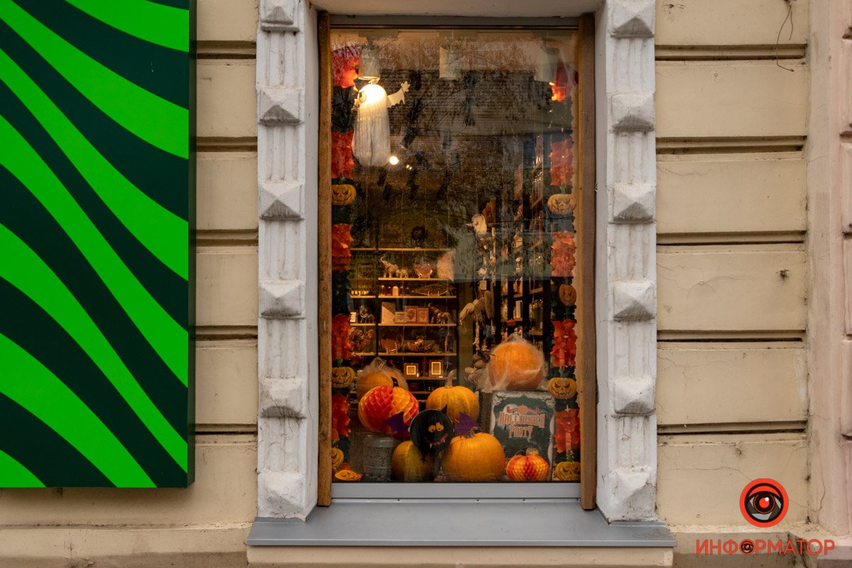 Как украсили магазины Днепра в Хэллоуин 9