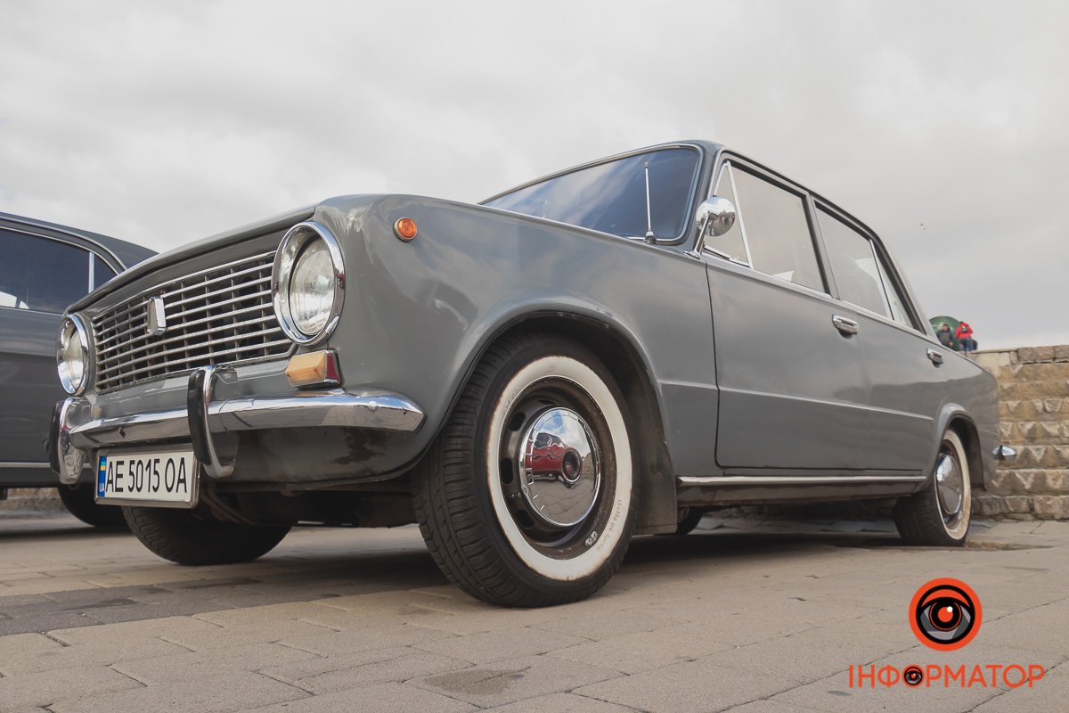 Тут вистроїлися класичні автівки Тут вистроїлися класичні автівки