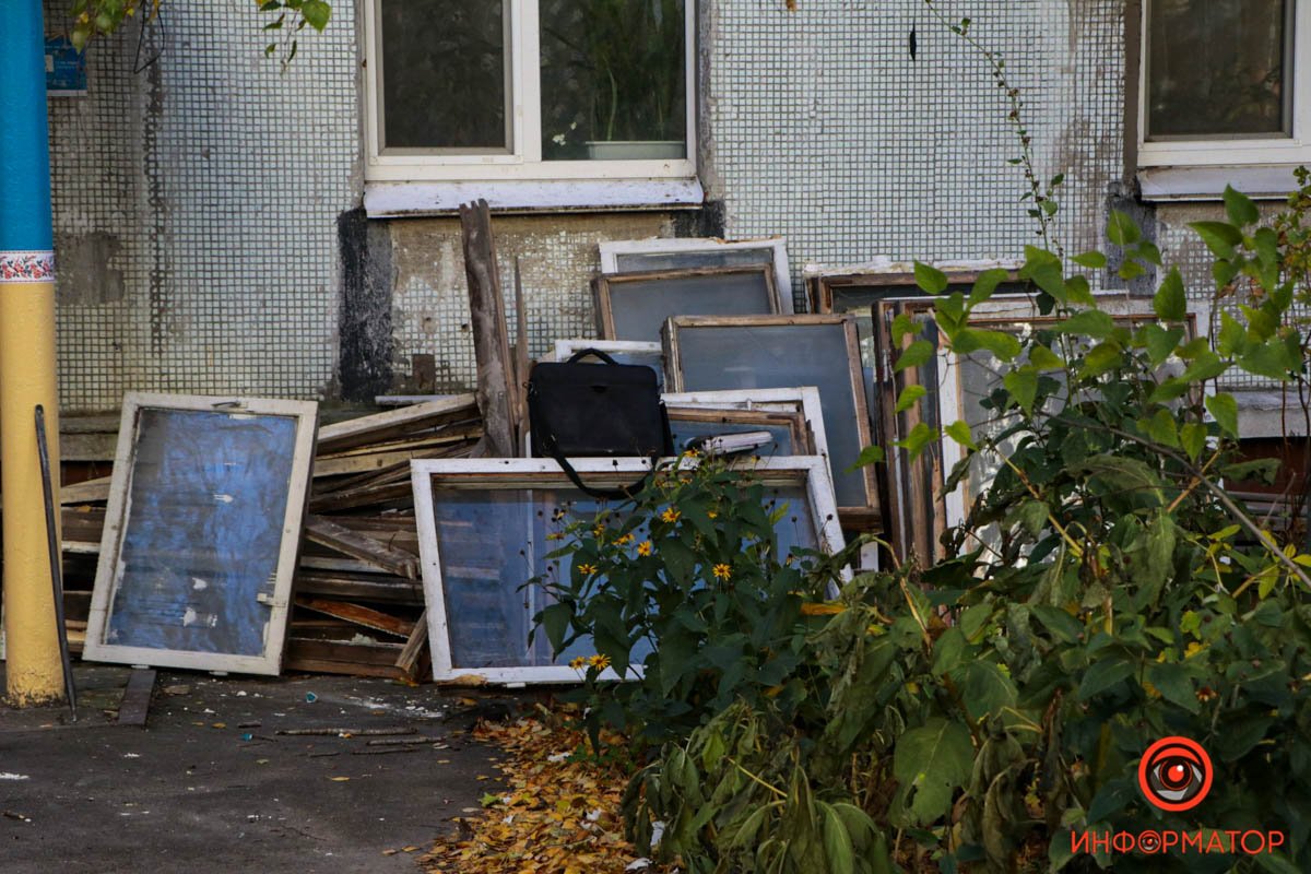 За попередніми даними, це сталося, коли він міняв вікна у під'їзді За попередніми даними, це сталося, коли він міняв вікна у під'їзді