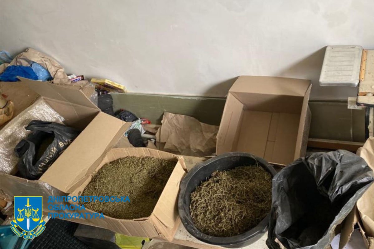 Під час обшуків за місцем мешкання підозрюваного вилучили 2 гранати Ф-1, 5 артилерійських снарядів та майже 10 кілограмів канабісу Під час обшуків за місцем мешкання підозрюваного вилучили 2 гранати Ф-1, 5 артилерійських снарядів та майже 10 кілограмів канабісу