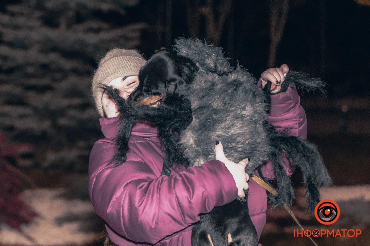 Жінка не залишає осторонь і своїх чотирилапих улюбленців, Мікеланджело та Чорізо Жінка не залишає осторонь і своїх чотирилапих улюбленців, Мікеланджело та Чорізо