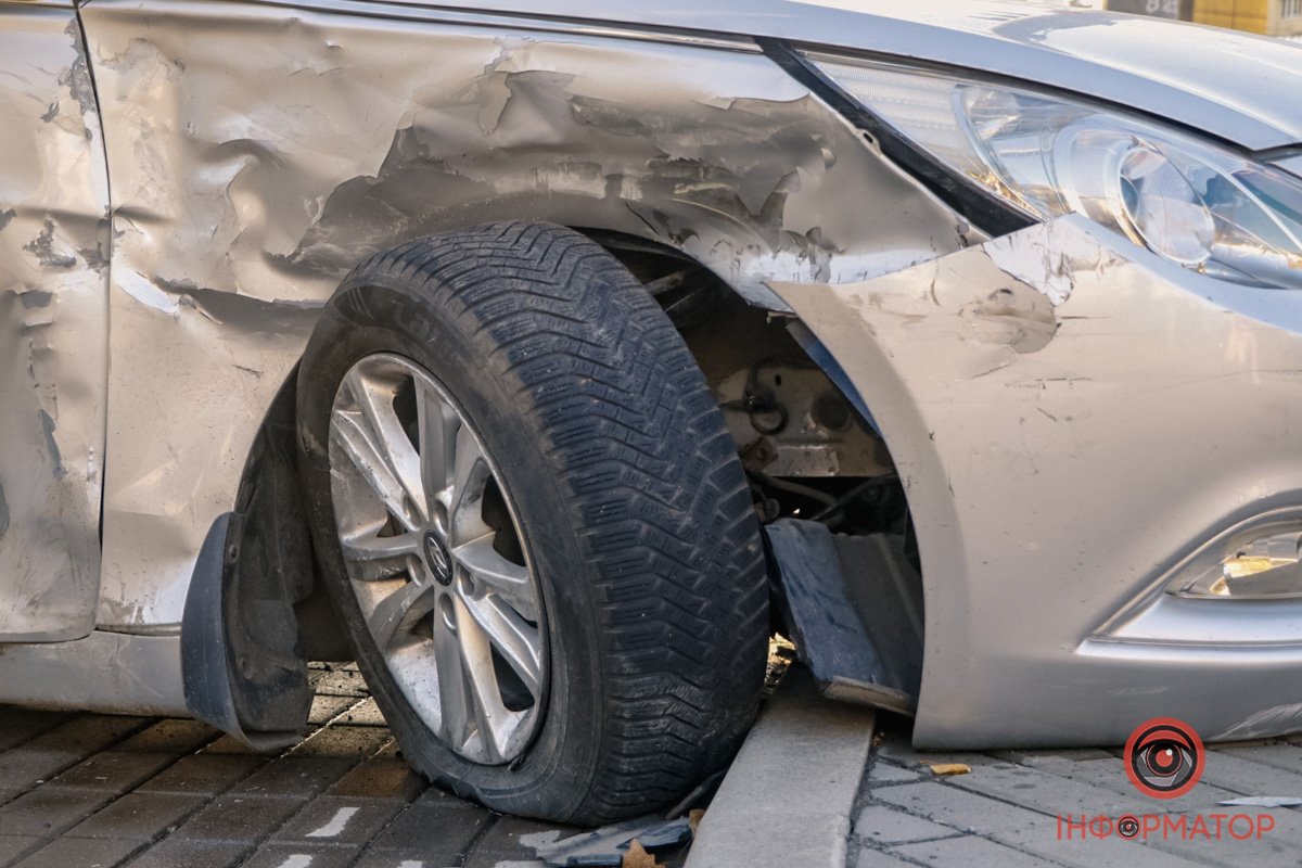 Легковик ледь не вилетів на тротуар Легковик ледь не вилетів на тротуар