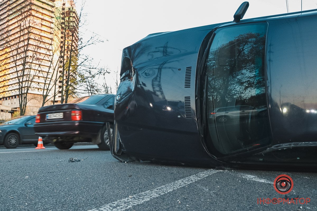 На Набережній Січеславській перекинувся BMW На Набережній Січеславській перекинувся BMW