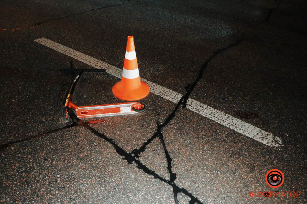 Хлопчик на самокаті перетинав дорогу поблизу переходу Хлопчик на самокаті перетинав дорогу поблизу переходу