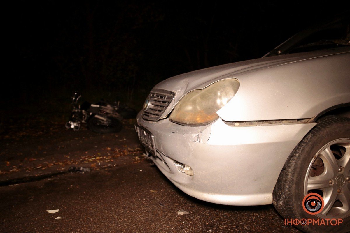 Тут зіштовхнулися мотоцикл та Geely Тут зіштовхнулися мотоцикл та Geely