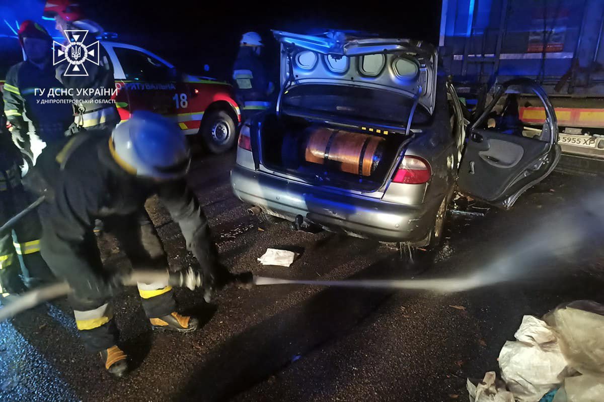 Там Daewoo Lanos врізався у вантажівку Mercedes Actros Там Daewoo Lanos врізався у вантажівку Mercedes Actros