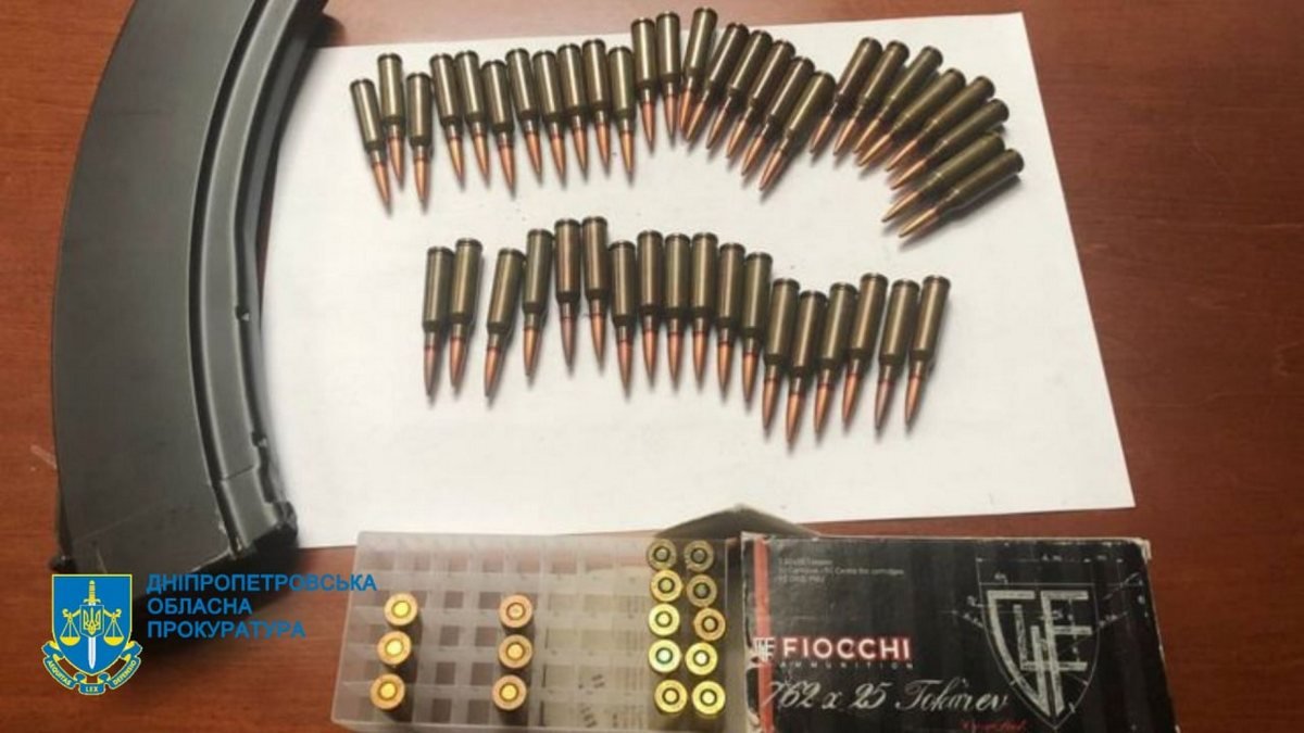 У Дніпрі адвокат та кримінальний авторитет створили злочинну групу У Дніпрі адвокат та кримінальний авторитет створили злочинну групу