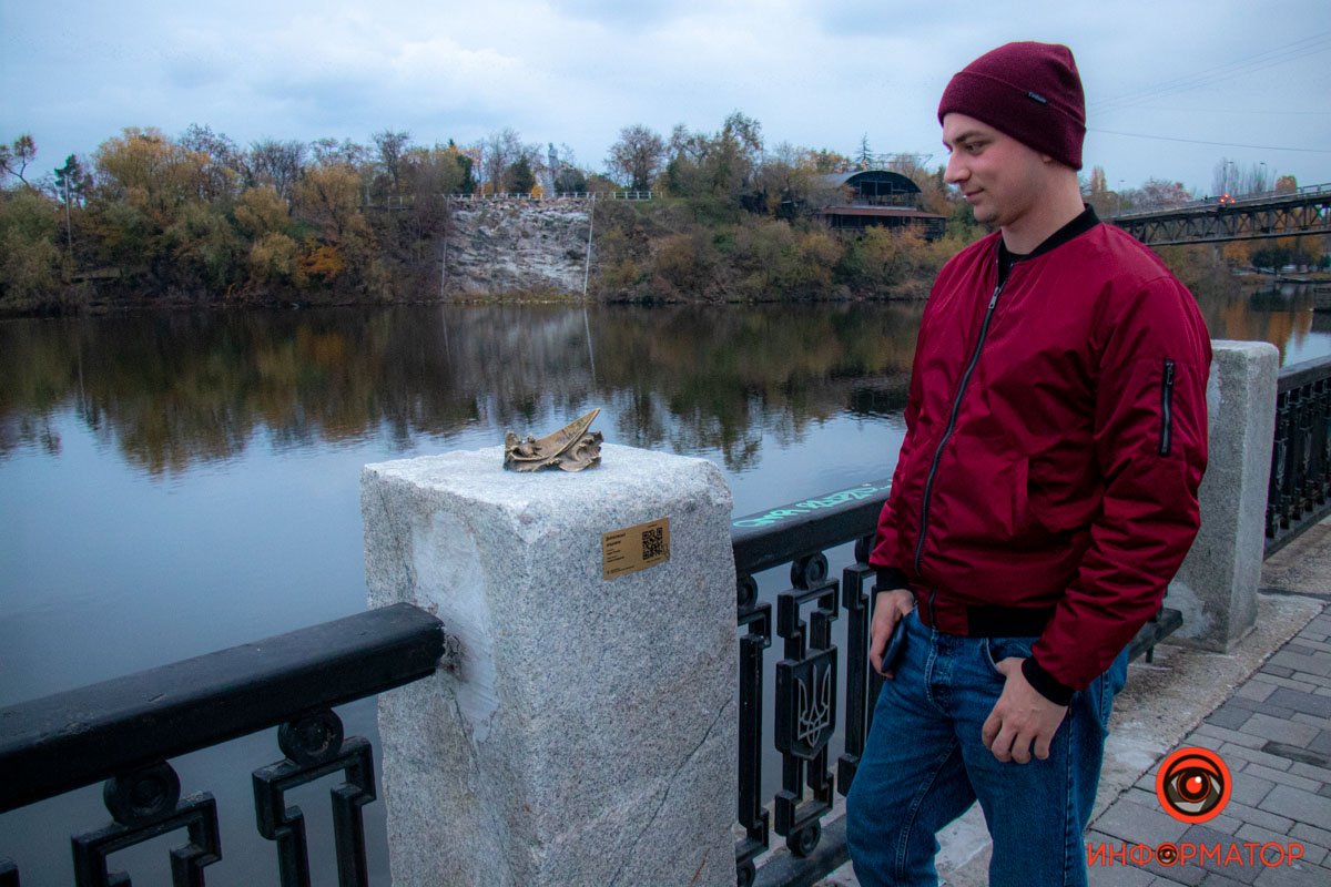 Перехожі розглядають скульптуру 