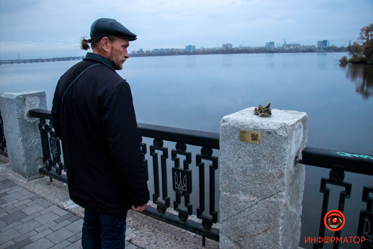Перехожі з цікавістю підходять до скульптури