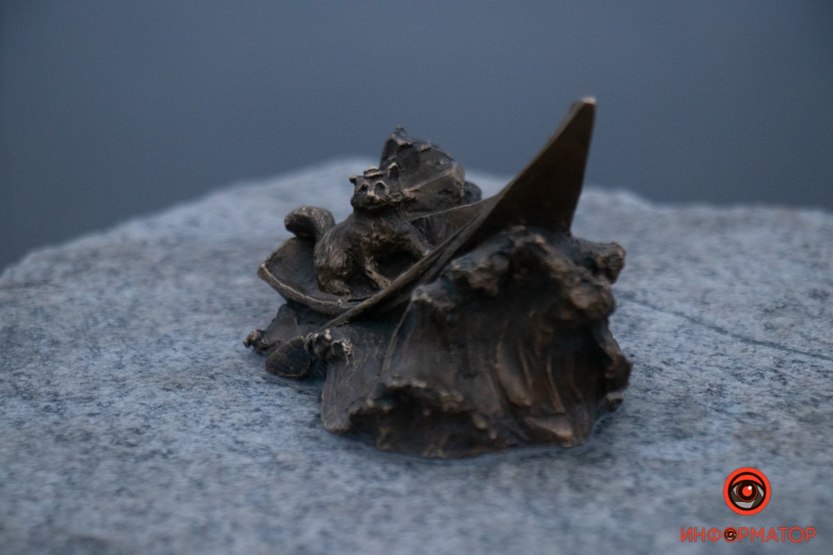 Парапет Січеславської Набережної прикрасила мініскульптуру