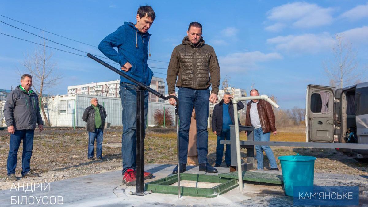 В Каменском строят скважины, чтобы обеспечить жителей водой: мэр Андрей Белоусов проверил ход работ