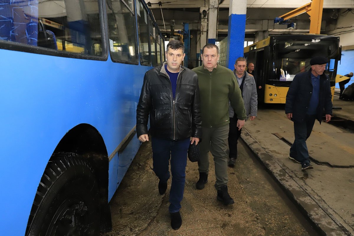 Після того, як наприкінці вересня російська ракета знищила потужне місцеве АТП, вбивши трьох його співробітників і спаливши вщент близько 115 громадських автобусів, Дніпро зіткнувся із загрозою транспортного колапсу