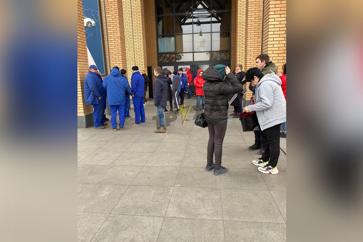 Відвідувачі та співробітники вийшли на вулицю Відвідувачі та співробітники вийшли на вулицю