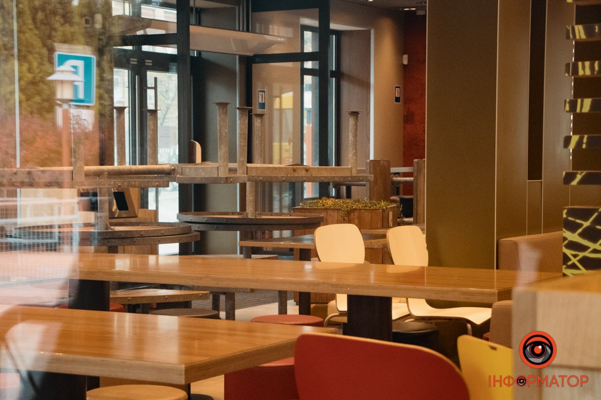 Всередині горить світло