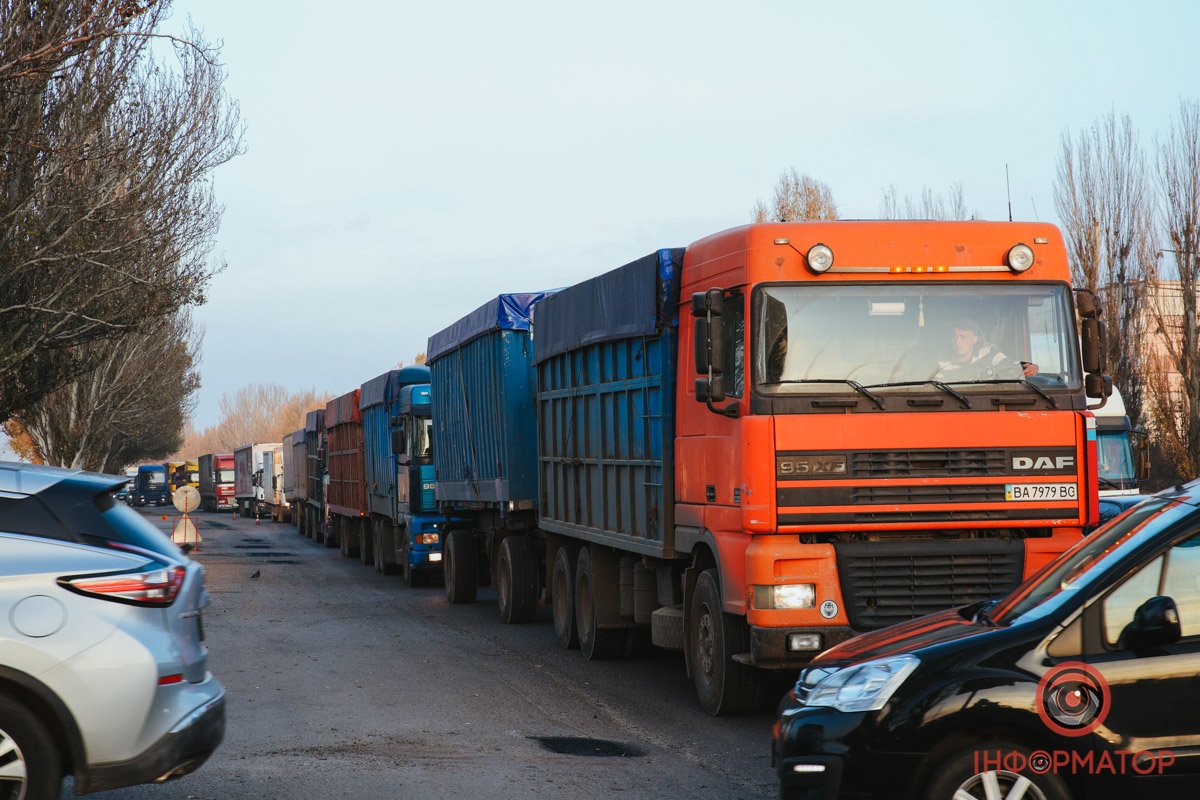 Стоять і легковики і вантажівки